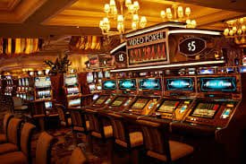 sr777 mobile app interface showing live football matches and casino tables on Android device